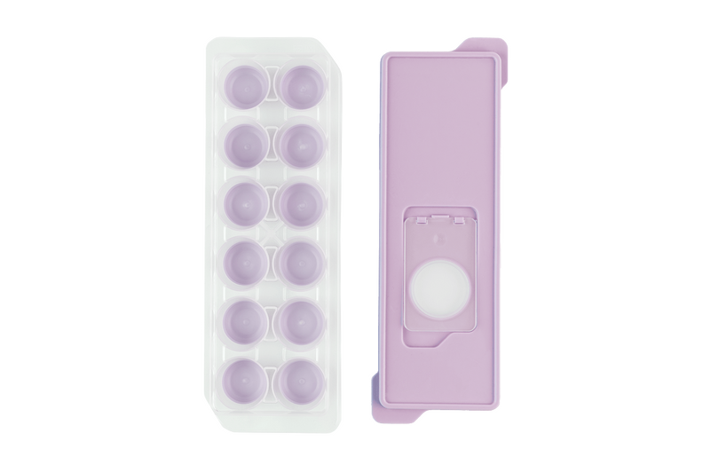 Eine lila Eiswürfelform für runde Eiswürfel
