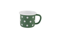 Eine olivgrün-gepunktete Emaille-Tasse