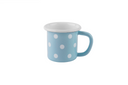 Eine pastellblau-gepunktete Emaille-Tasse
