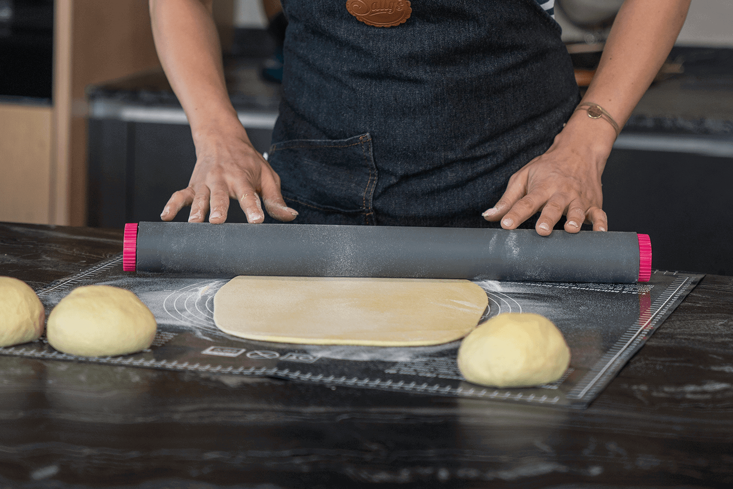 Sallys Ausrollstab 50 cm + Backmatte / Gewebematte Set