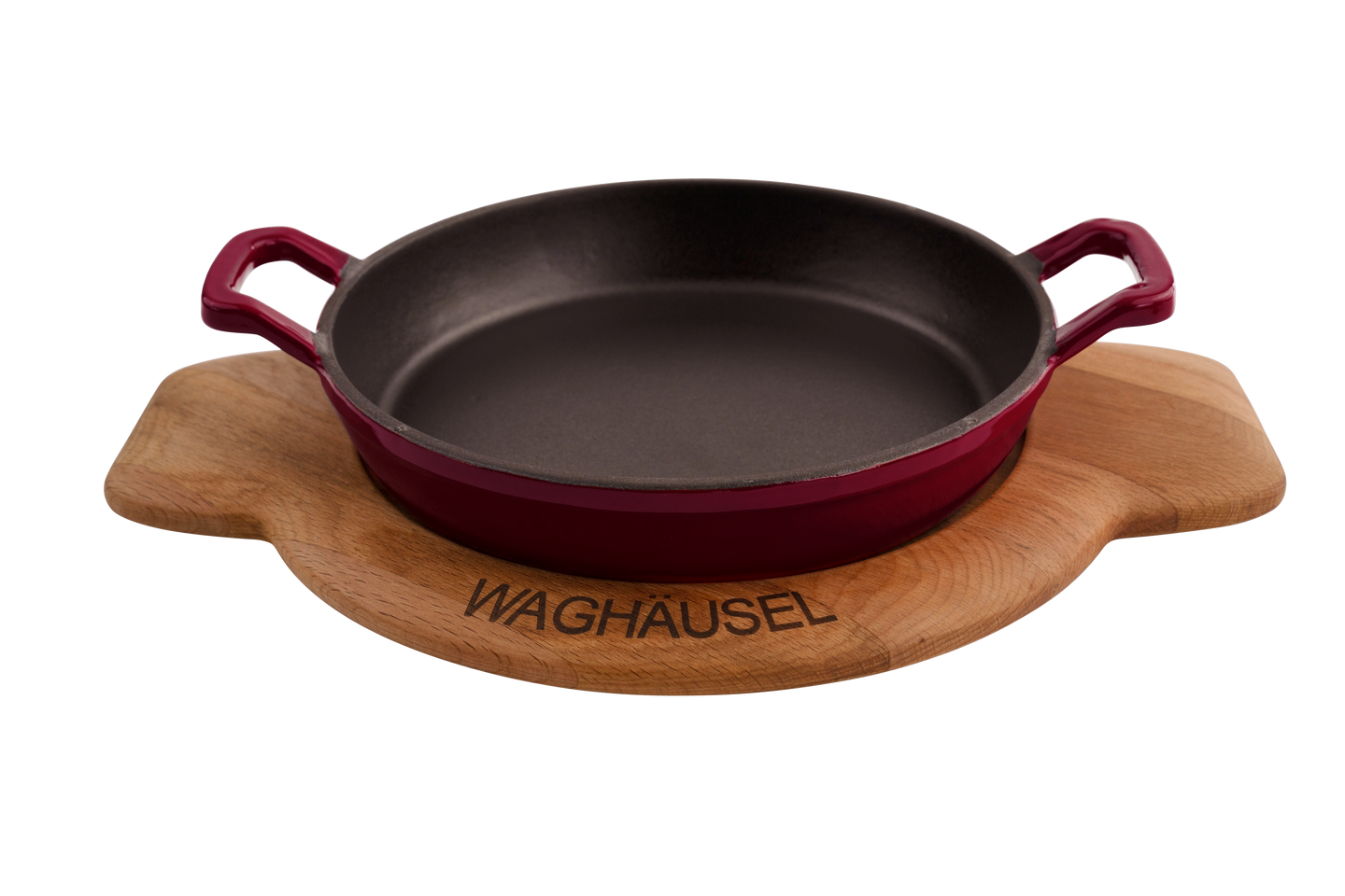 Eine bordeauxrote Gusseisenpfanne mit Holzuntersetzer