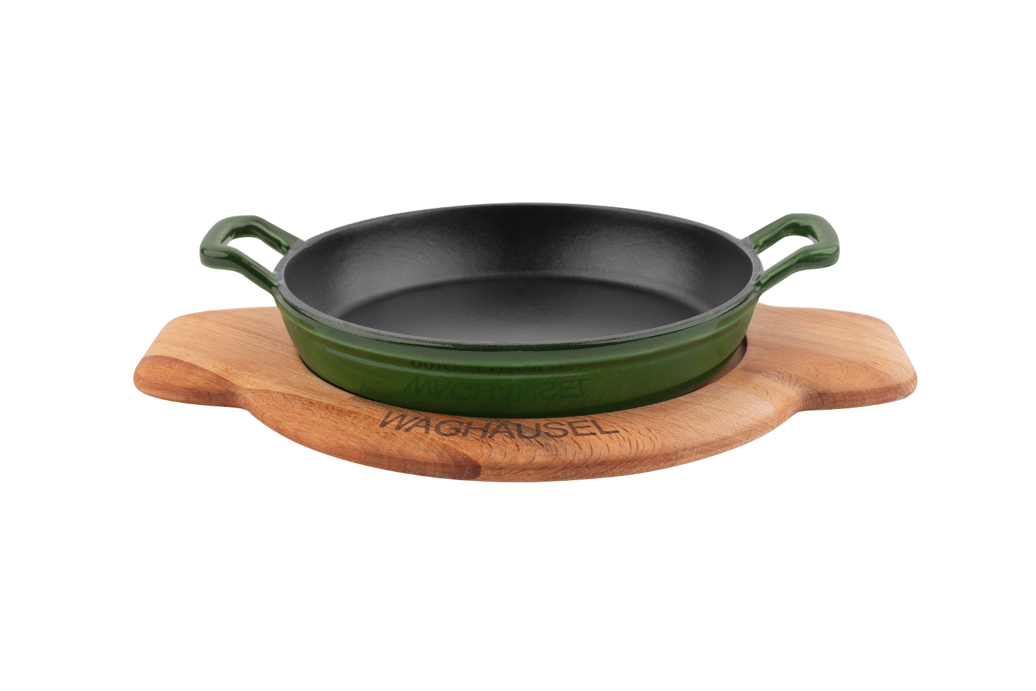 Eine grüne Gusseisenpfanne mit Holzuntersetzer