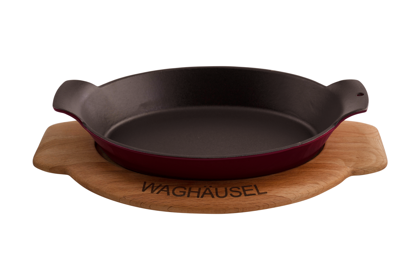 Eine schwarze Gusseisenpfanne mit Holzuntersetzer