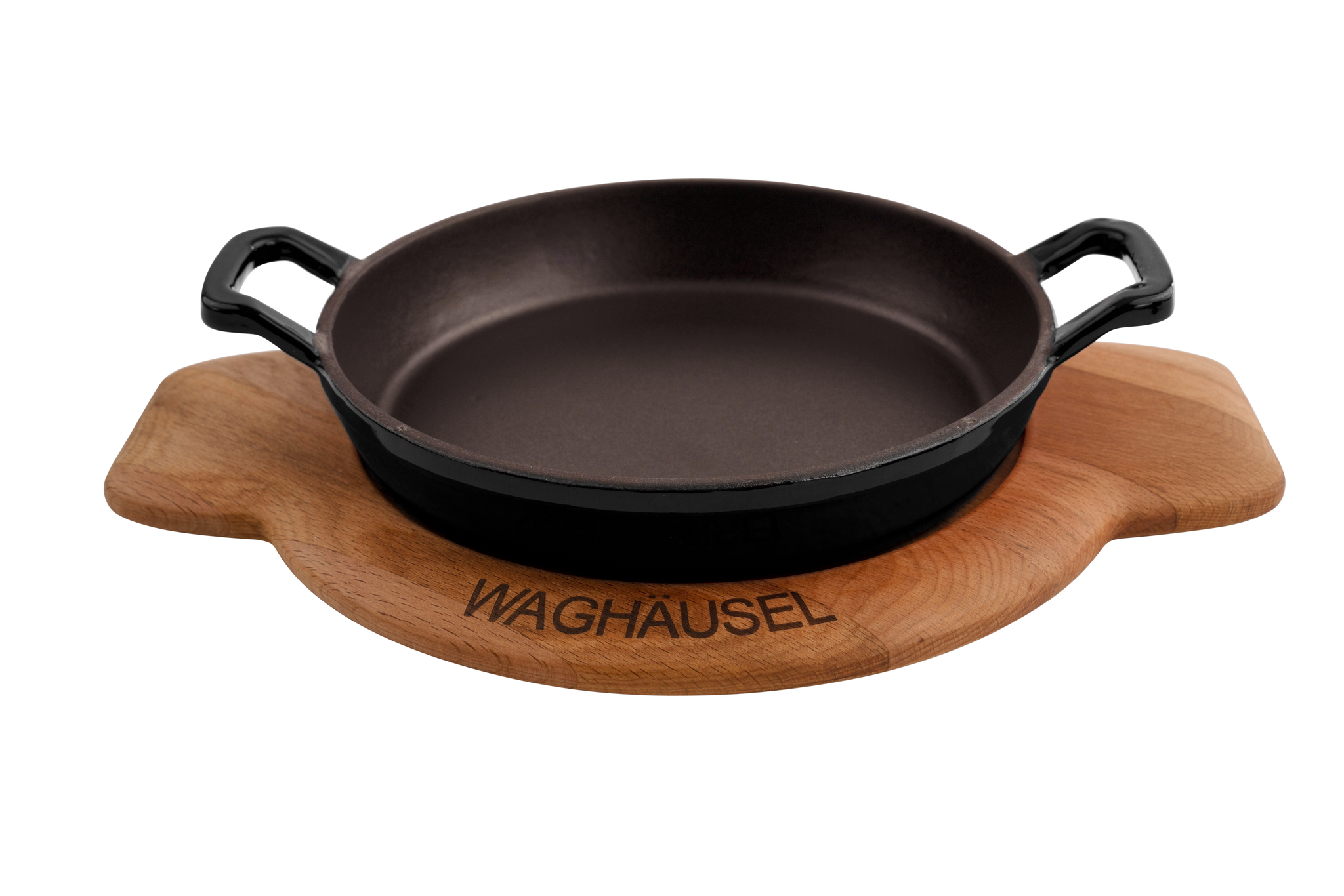 Eine schwarze, runde Gusseisenpfanne mit Holzuntersetzer