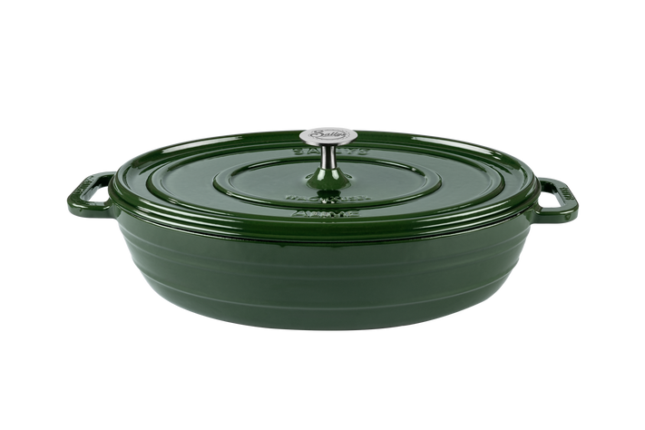 Ein Gusseisentopf in der Farbe huntergreen