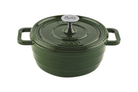 Ein Gusseisentopf in der Farbe huntergreen