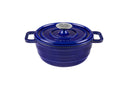 Ein Gusseisentopf in der Farbe royalblue