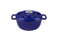 Ein Gusseisentopf in der Farbe royalblue