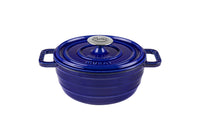 Ein Gusseisentopf in der Farbe royalblue