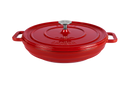Ein flacher Gusseisentopf in der Farbe rot
