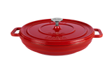 Ein flacher Gusseisentopf in der Farbe rot