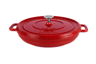 Ein flacher Gusseisentopf in der Farbe rot