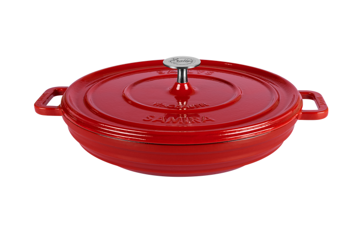 Ein flacher Gusseisentopf in der Farbe rot
