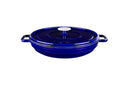 Ein flacher Gusseisentopf in der Farbe royalblue