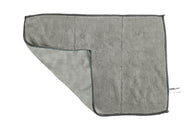 Ein Geschirrtuch in der Farbe taupe