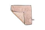 Ein Mikrofasertuch in der Farbe altrosa