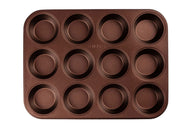 Ein kupferfarbenes Muffinblech