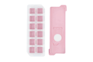 Eine pinke Eiswürfelform für quadratische Eiswürfel