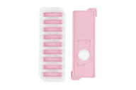 Eine pinke Eiswürfelform für rechteckige Eiswürfel