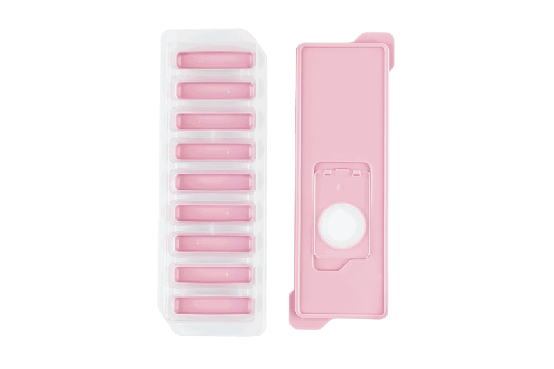 Eine pinke Eiswürfelform für rechteckige Eiswürfel