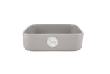 Eine kleine, beige Stoneware-Ofenform