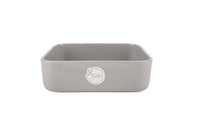 Eine kleine, beige Stoneware-Ofenform