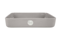 Eine beige Stoneware-Ofenform