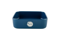 Eine blaue, kleine Stoneware-Ofenform
