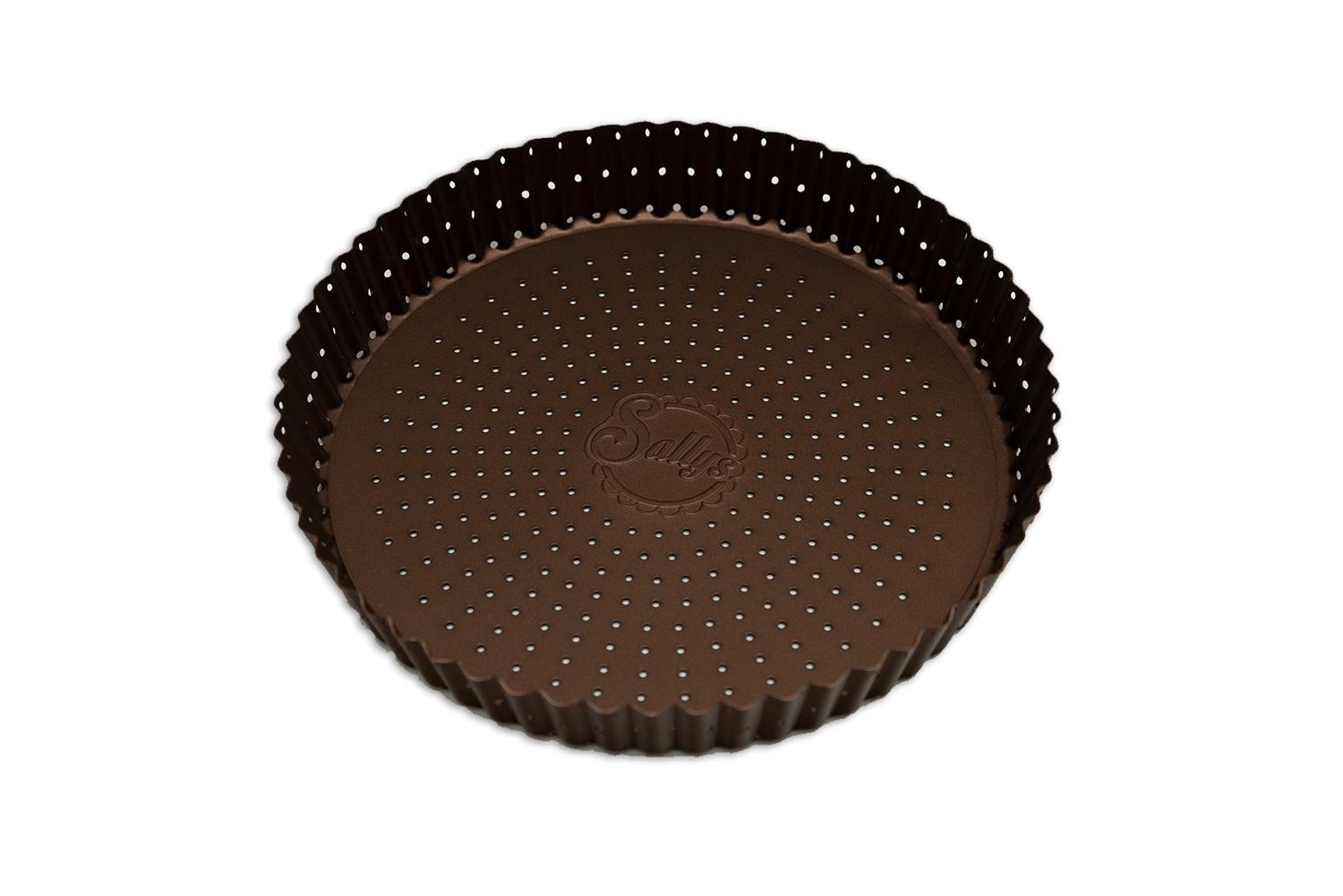 Eine kupferfarbene Tarteform mit perforiertem Boden