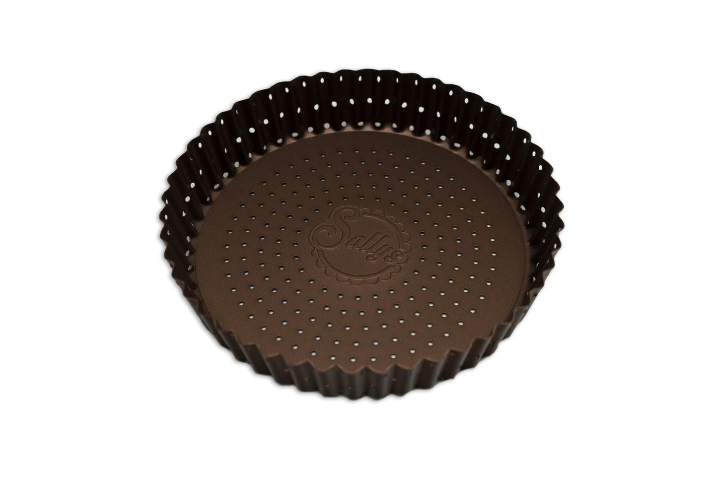 Eine kupferfarbene Tarteform mit perforiertem Boden