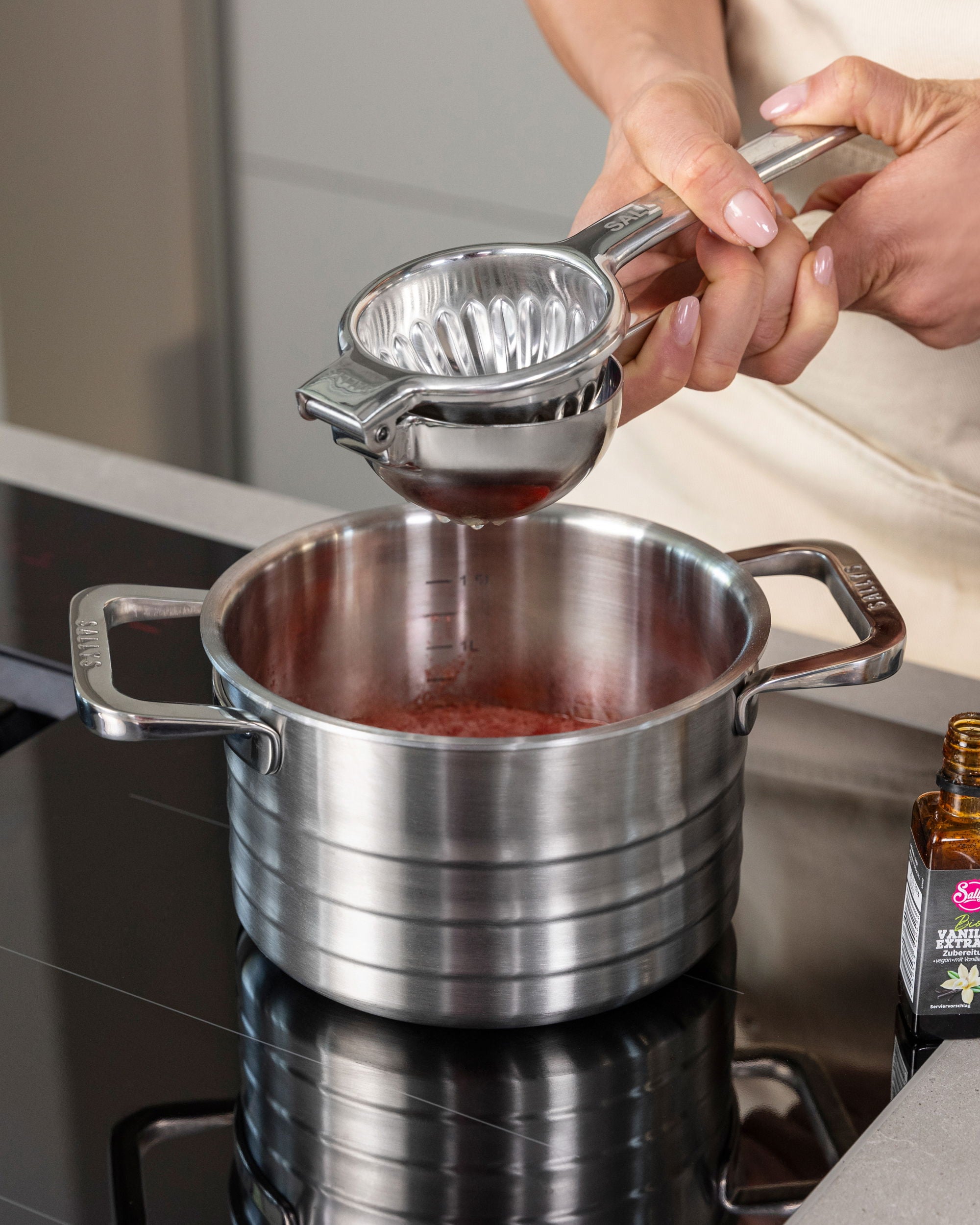 Sallys Zitronenpresse aus Edelstahl  All-in-one-Presse